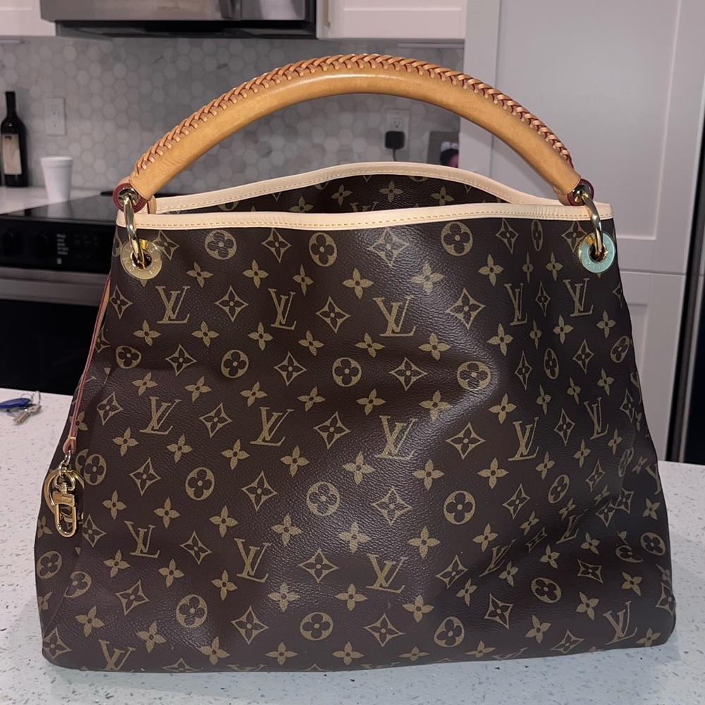 Louis Vuitton Artsy Shoulder Bag with Monogram Canvas